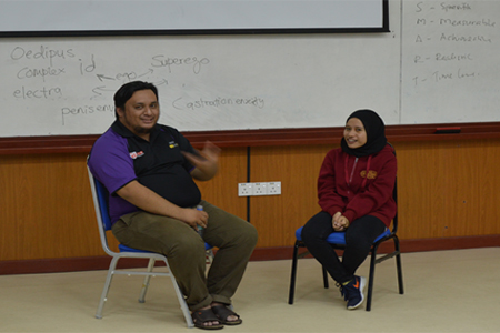 Sesi pengajaran bersama Pegawai Psikologi Kanan, En. Muhd. Abdul Rahim bin Habib dalam slot Kemahiran Asas Kaunseling.