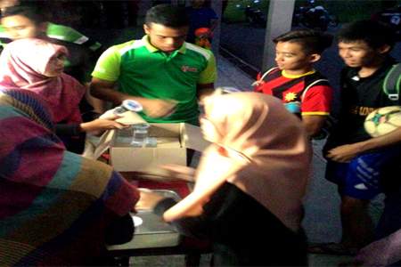 Mengedar makanan dan minuman percuma kepada pelajar UPMKB