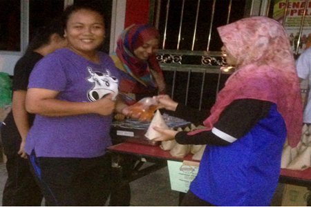Kaunter #FreeShopUpm di hadapan Pejabat Am Kolej Sri Rajang