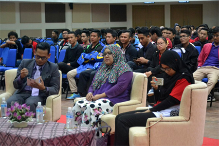 Turut hadir, Dr. Aryaty binti Alwie, Timbalan Dekan (Hal Ehwal Pelajar) UPMKB dan Saudari Qurratul Sa’adah binti Zulkafli, Majlis Perwakilan Pelajar, UPM.