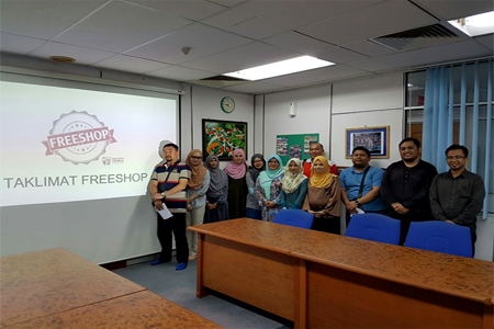 Antara Ahli Jawatankuasa Penggerak Putra Bakti@Freeshop UPMKB bersama Dr. Aryaty binti Alwie, Timbalan Dekan (Hal Ehwal Pelajar)