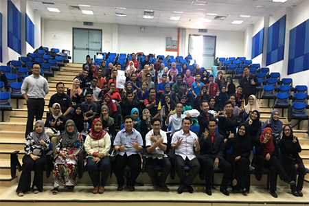 Sesi fotografi bersama penceramah dan peserta yang hadir ke Taklimat Outreach Keusahawanan.