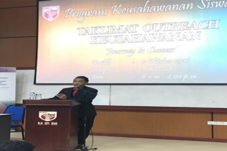 Ucapan aluan daripada En. Mohammad Zamir Zakeri selaku Pengarah Program semasa Taklimat Outreach Keusahawanan.